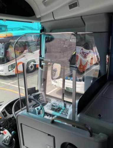 運転席との間に透明な仕切り